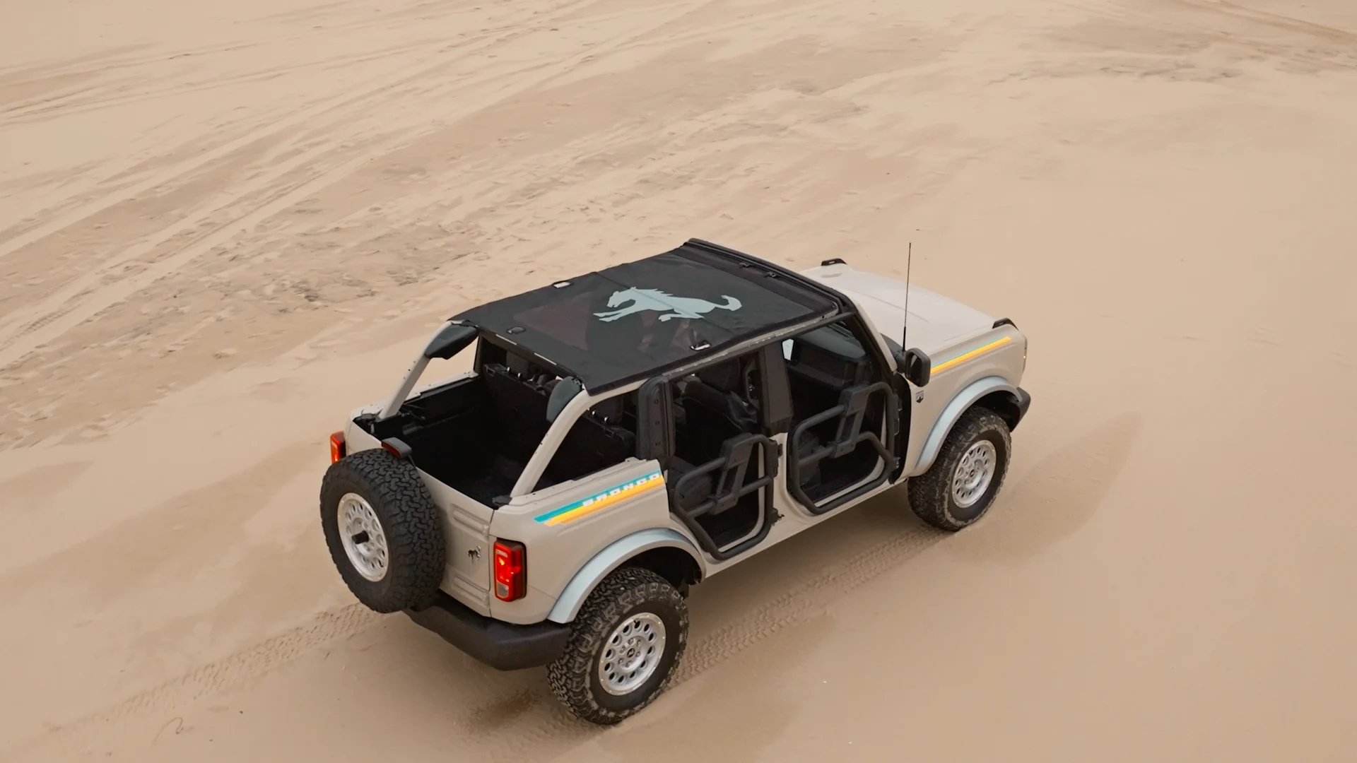 With the Ford Custom Garage Bronco Coastal package, you’re ready for any trip to the beach — even if you have to go off road to get there.